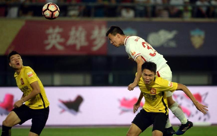 包含辽宁本钢训练开放日，清晨队长鼓劲引欢呼，中超在即，更衣室氛围转暖的词条-体育资讯